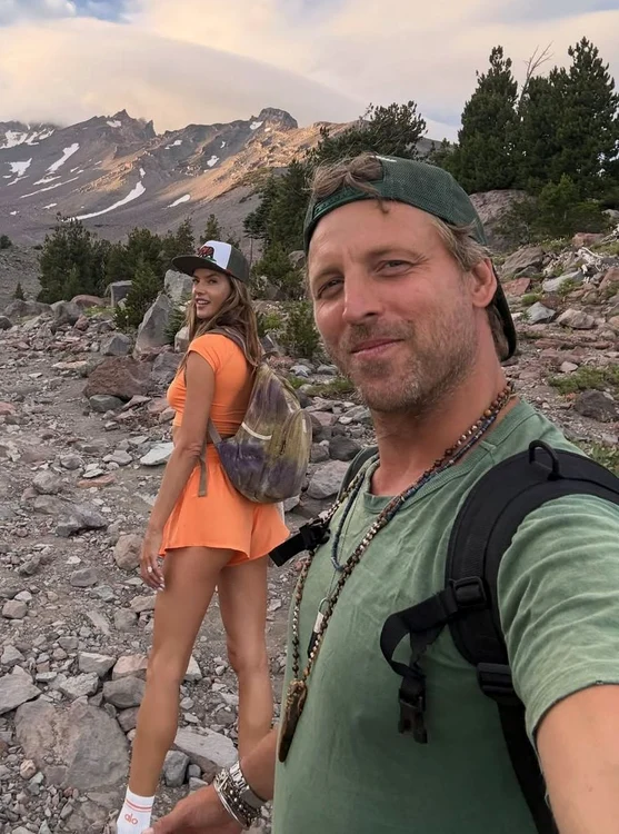 Buck Palmer și Alessandra Ambrosio au făcut o drumeție pe Muntele Shasta (Foto: Instagram)