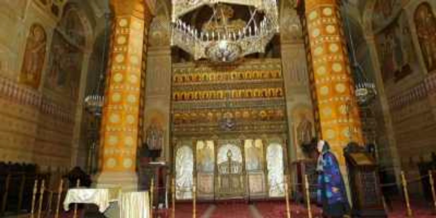 Creştinii sunt aşteptaţi la noapte la biserică, pentru a asculta slujba religioasă.