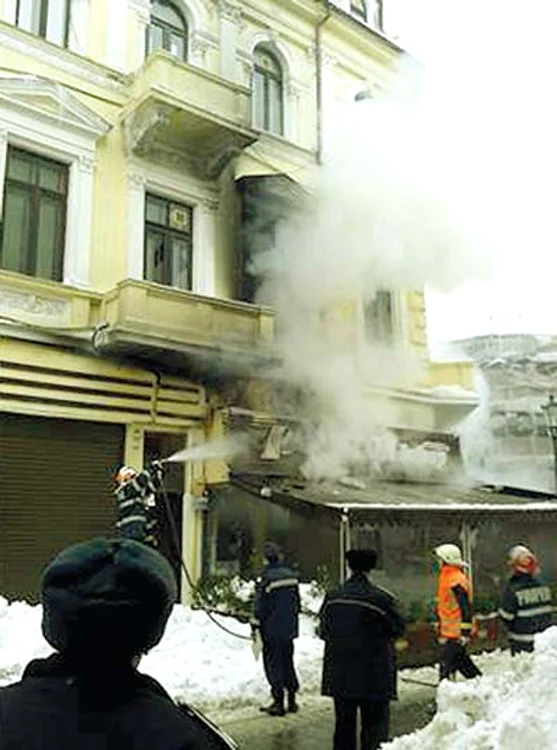 Incendiul a izbucnit  din cauza unei hote  de bucătărie defecte
