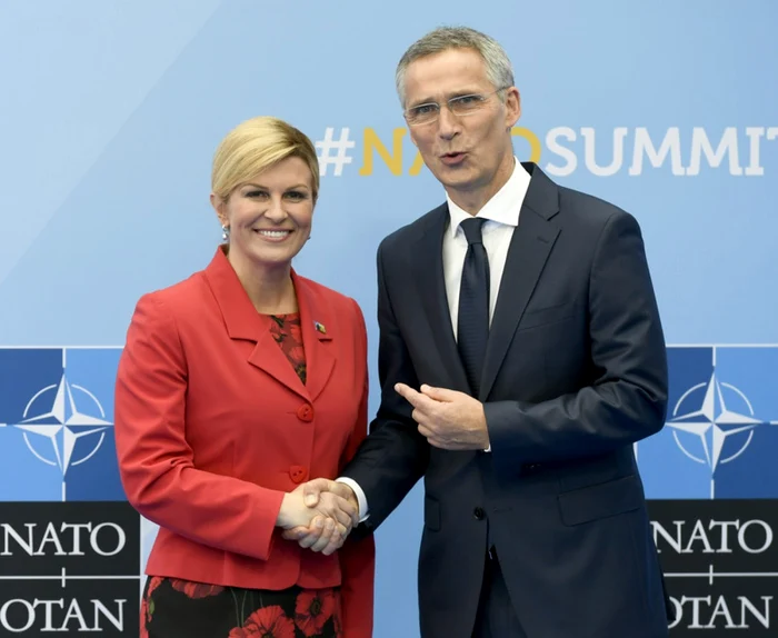 Kolinda Grabar-Kitarovici dand mana cu Jens Stoltenberg la summitul NATO din iulie 2018 FOTO EPA-EFE