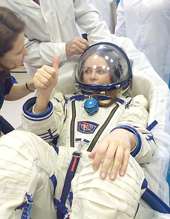 
    Soprana de 54 de ani se va îmbrăca  în astronaut timp de şase luni  