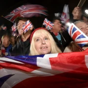 Susţinătorii Brexit au sărbătorit în faţa Parlamentului din Londra separarea Marii Britanie de Uniunea Europeană. FOTO EPA-EFE