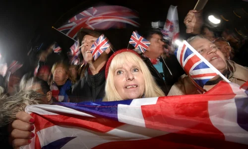 Susţinătorii Brexit au sărbătorit în faţa Parlamentului din Londra separarea Marii Britanie de Uniunea Europeană. FOTO EPA-EFE