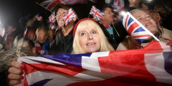 Susţinătorii Brexit au sărbătorit în faţa Parlamentului din Londra separarea Marii Britanie de Uniunea Europeană. FOTO EPA-EFE