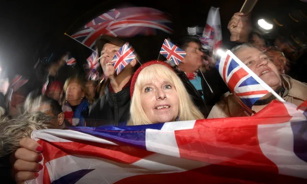 Susţinătorii Brexit au sărbătorit în faţa Parlamentului din Londra separarea Marii Britanie de Uniunea Europeană. FOTO EPA-EFE