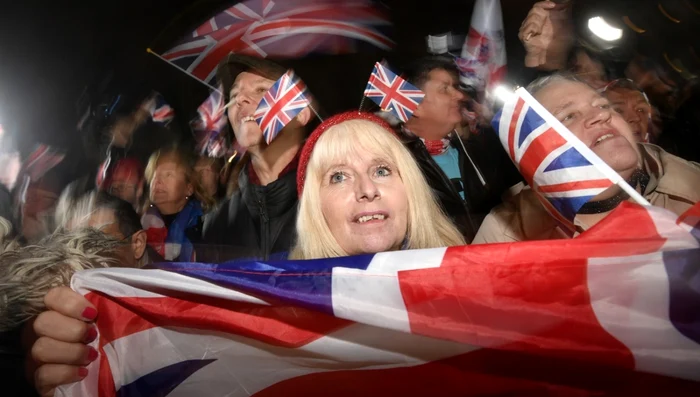 Susţinătorii Brexit au sărbătorit în faţa Parlamentului din Londra separarea Marii Britanie de Uniunea Europeană. FOTO EPA-EFE