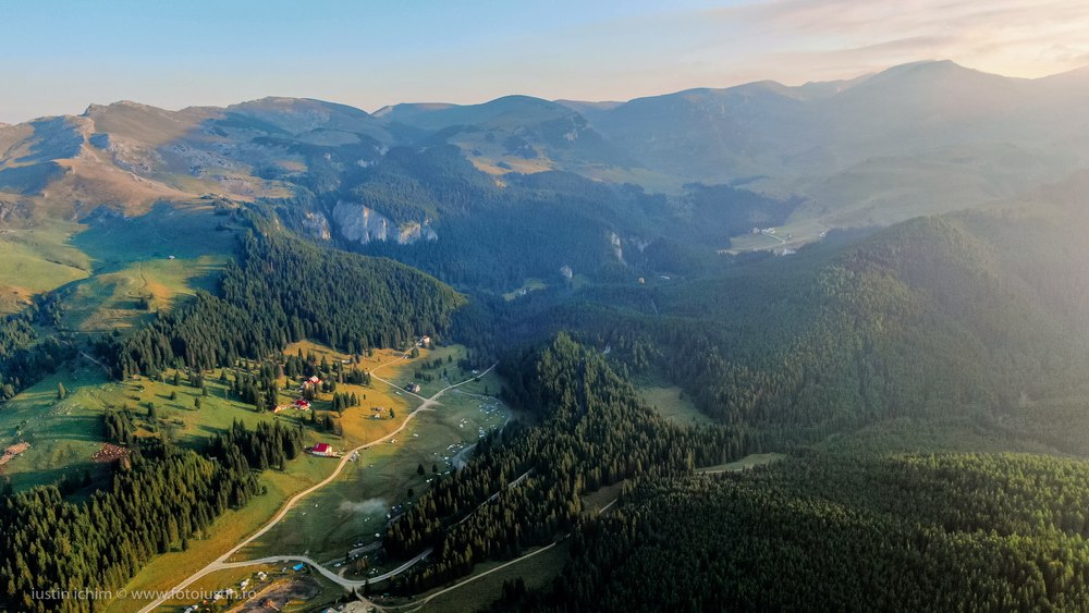 Traseul montan ușor de făcut alături de copii, în Bucegi. Pleacă de la Cabana Padina, iar peisajul este superb