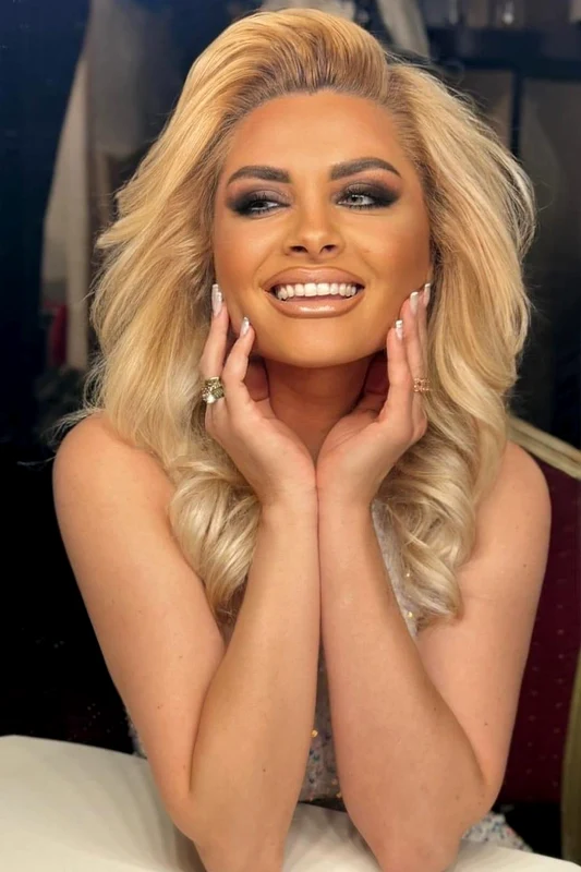 Iana Novac nu și-a schimbat până acum nici culoarea părului și a rămas la blondul care a consacrat-o