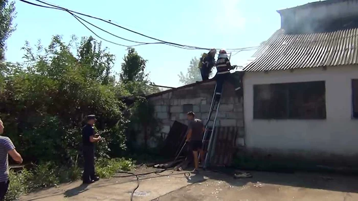 Pompierii au fost solicitati la un incendiu izbucnit la o societate comerciala de producerea maselor plastice