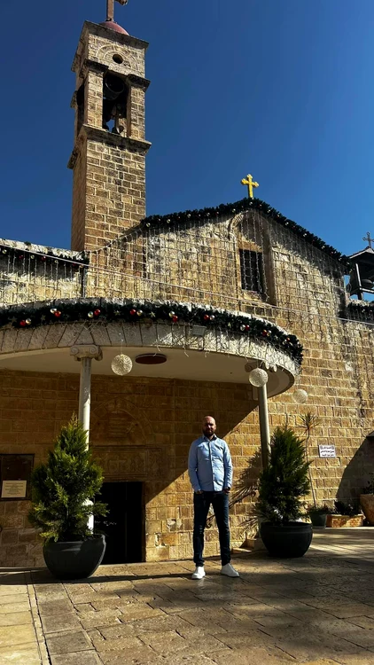 Albert Norel în fața bisericii din Nazaret