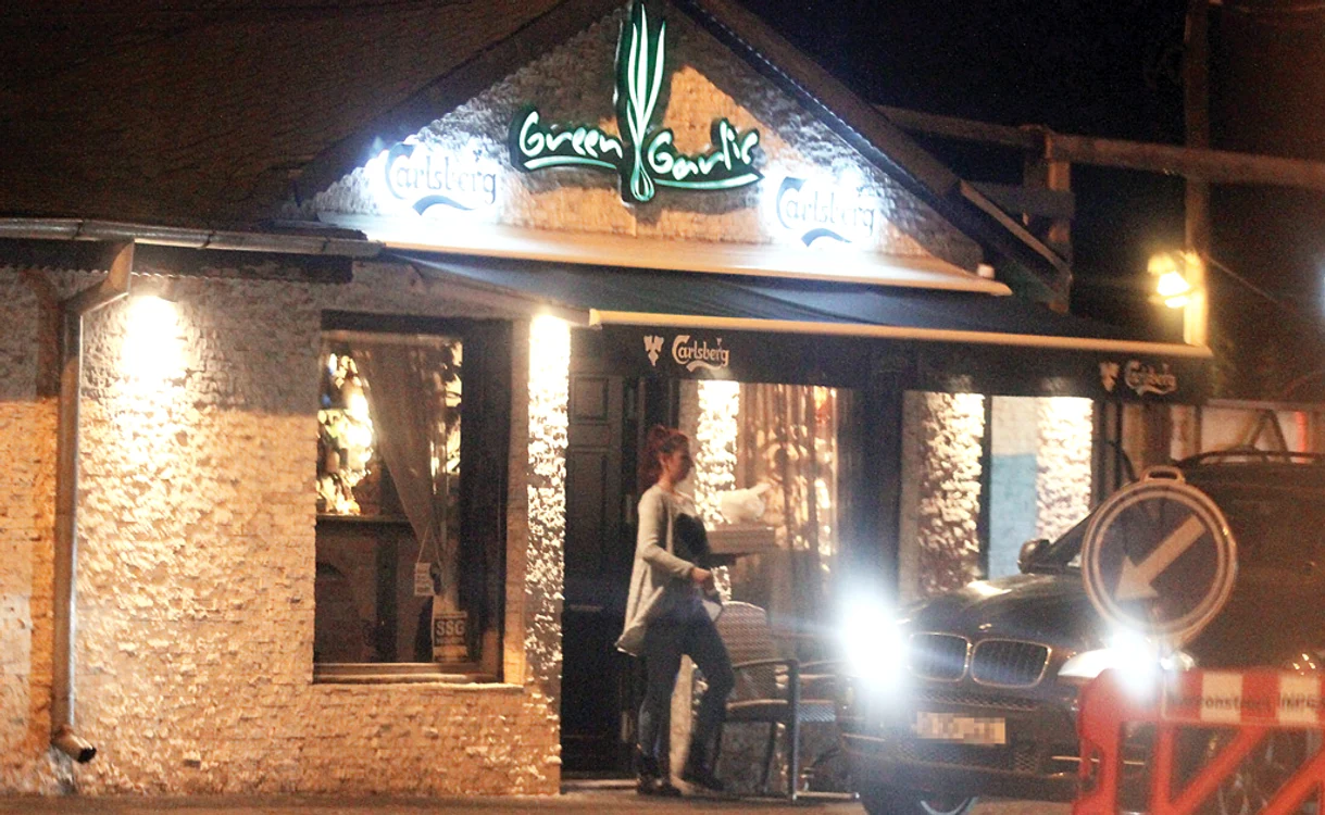 
    2016 O angajată a restaurantului  din Băneasa i-a adus Andreei  Marin la maşină trei pizza şi  o pungă plină cu sosuri  