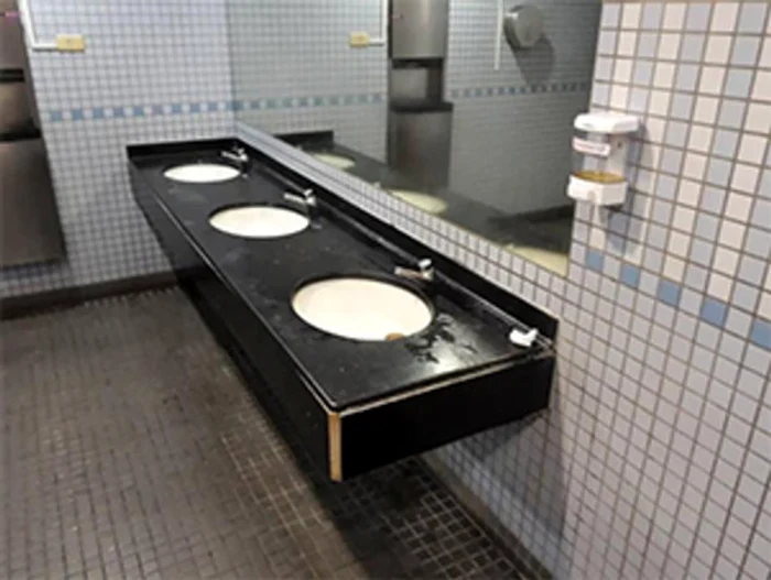 
    Făcea baie la chiuvetă  