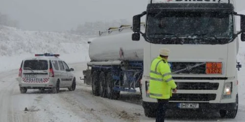 Zeci de tiruri stau blocate la intrarea în oraş