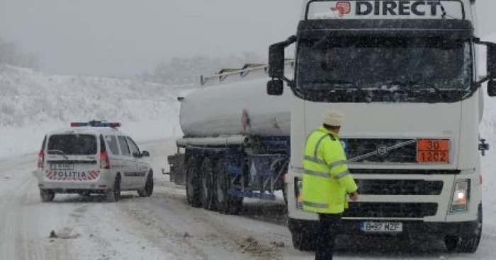 Zeci de tiruri stau blocate la intrarea în oraş