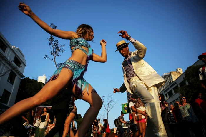 Dansatorii efectuează paşi de dans înainte de sosirea torţei olimpice în Praca Maua Rio de Janeiro FOTO Guliver/Gettyimages