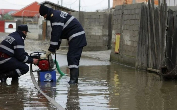 Pompierii au pompat apa din gospodării FOTO Arhiva Adevărul