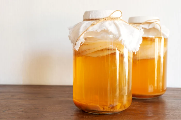 Kombucha se prepară din ceai verde sau negru