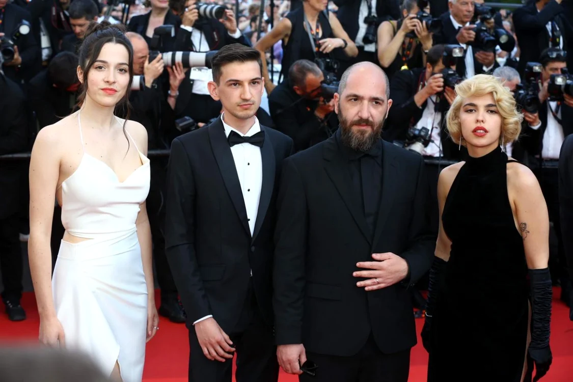Alexandru Belc (al doilea de la dreapta la stânga) alături de Mara Vicol, Şerban Lazarovici şi Mara Bugarin, pe covorul roşu al Festivalui de Cannes. FOTO: Cristian Radu Nema