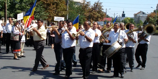 Fanfarele defilează în faţa celor care iubesc acest gen de muzică