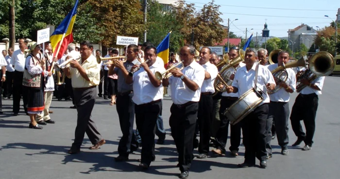 Fanfarele defilează în faţa celor care iubesc acest gen de muzică