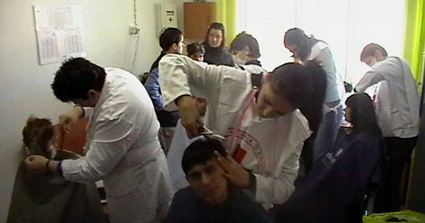 Crucea Roşie i-a tuns şi coafat pe asistaţii unui centru social