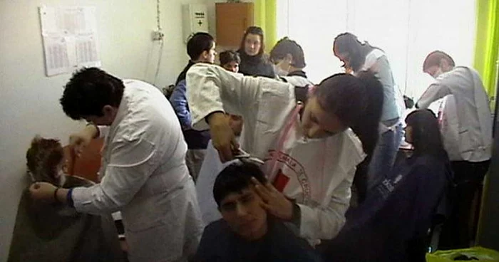 Crucea Roşie i-a tuns şi coafat pe asistaţii unui centru social