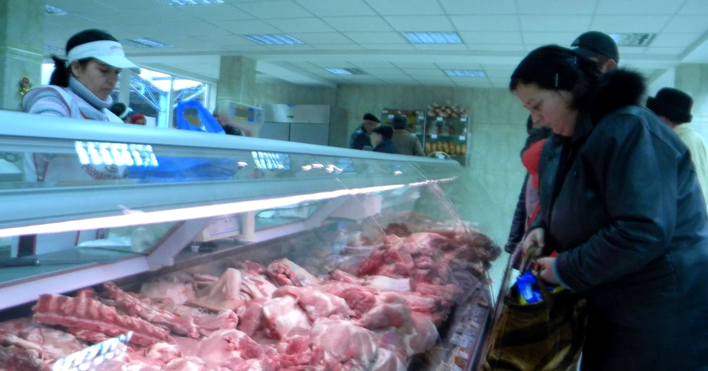 Magazinele din Bistriţa au oferte speciale de sărbători pentru carnea de porc