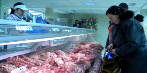 Magazinele din Bistriţa au oferte speciale de sărbători pentru carnea de porc