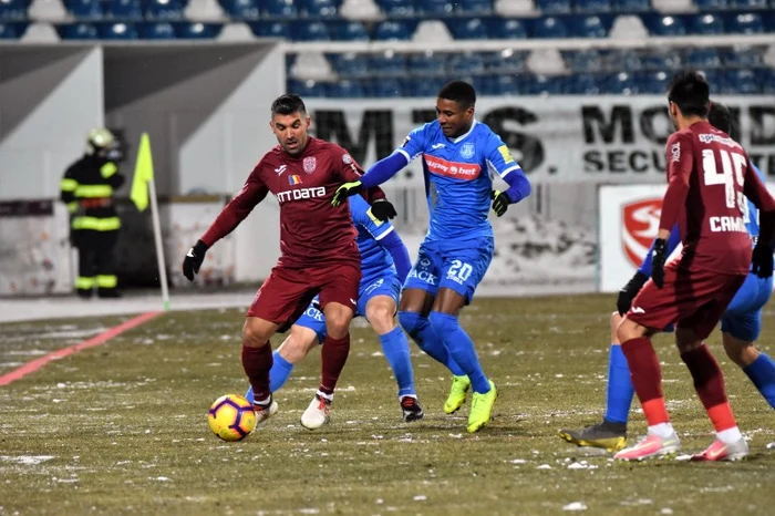 
    Și în meciul de la Iași combatanții nu s-au menajat mai delocFoto: sportpictures.eu  