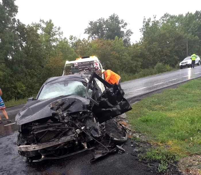 Mașina condusă de tânărul de 23 de ani a fost distrusă FOTO DRDP Timișoara