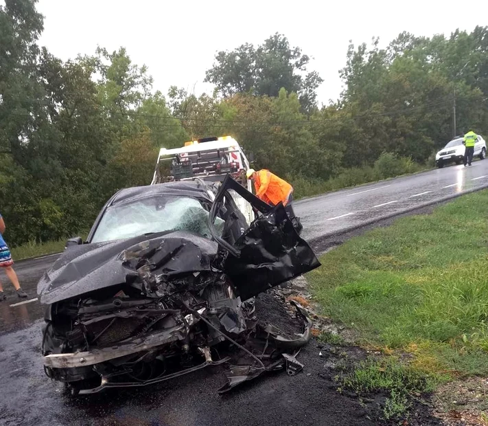 Mașina condusă de tânărul de 23 de ani a fost distrusă FOTO DRDP Timișoara