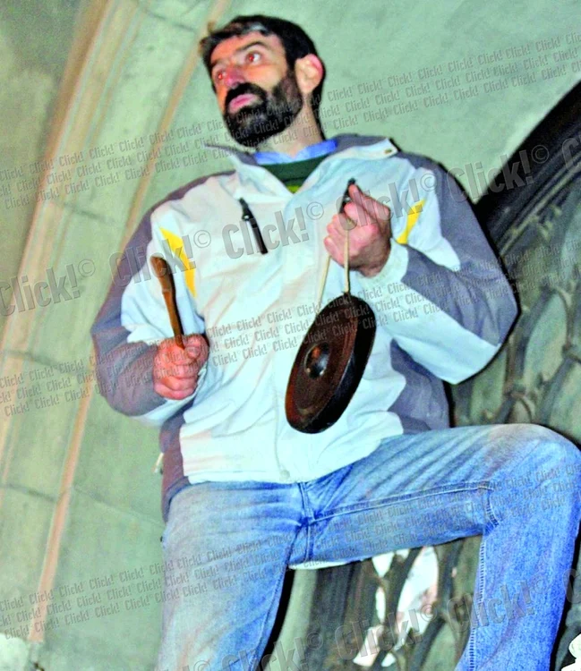 Mihai a venit în fiecare seară în piaţă şi s-a urcat pe clădirea Universităţii. Doar ieri seară jandarmii nu l-au mai lăsat acolo, dar omul s-a urcat pe un chioşc de ziare