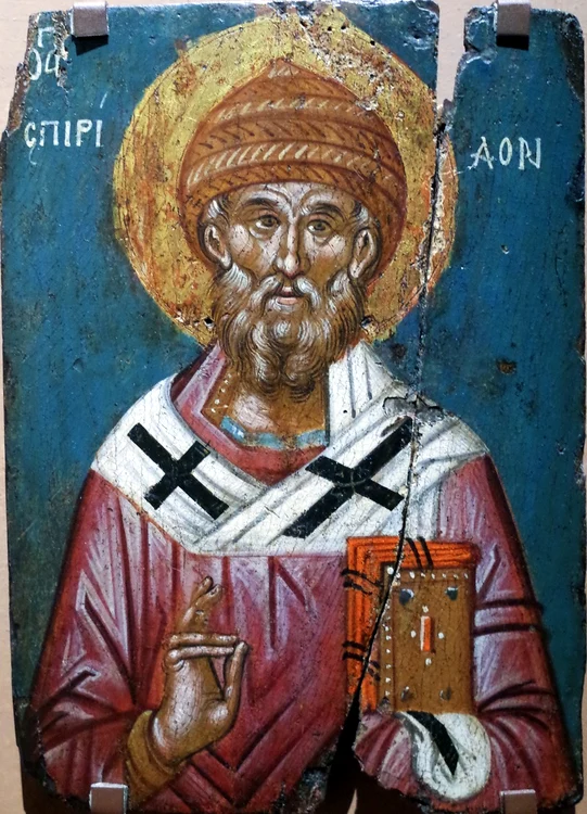 Sfântul Spiridon a trăit între anii 270 și 348, în insula Corfu din Grecia, alegând calea credinței după moartea timpurie a soției iubite