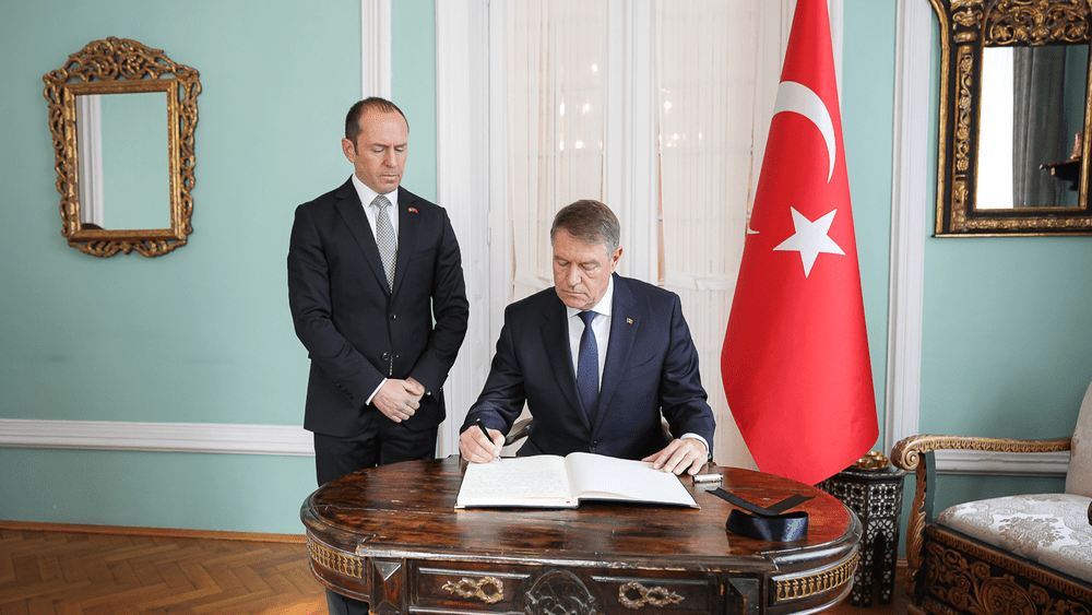 Iohannis a semnat în cartea de condoleanțe deschisă la Ambasada Turciei: Suntem solidari cu poporul turc