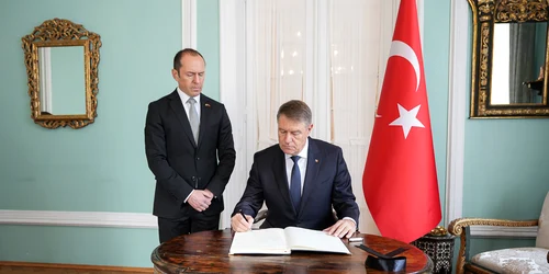 Iohannis a semnat în cartea de condoleanțe deschisă la Ambasada Republicii Turcia FOTO: Presidency
