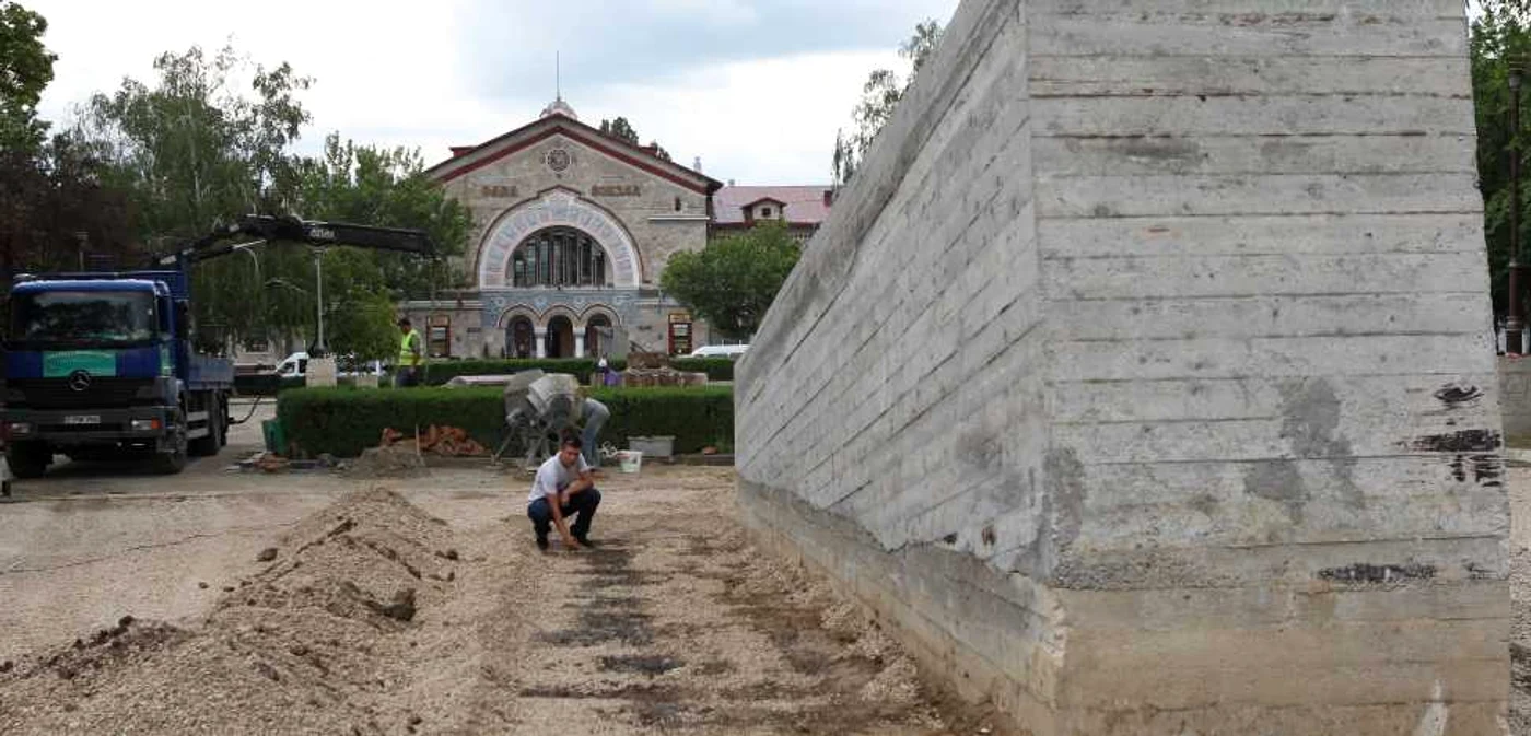 "Trenul durerii" urmează să ajungă pe postament la sfârşitul săptămânii FOTO: Tudor Iovu