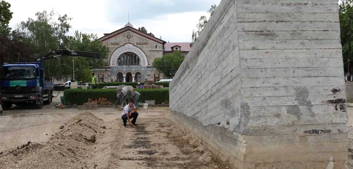 "Trenul durerii" urmează să ajungă pe postament la sfârşitul săptămânii FOTO: Tudor Iovu