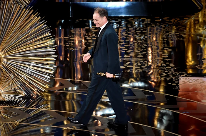 
    Mark Rylance părăsește scena după ce i-a fost înmânat premiul OscarFoto: Getty Images  