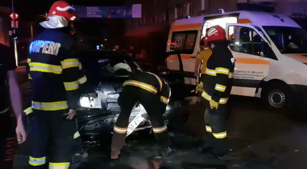 Fetiță de doi ani, spulberată de o mașină pe marginea drumului în Prahova