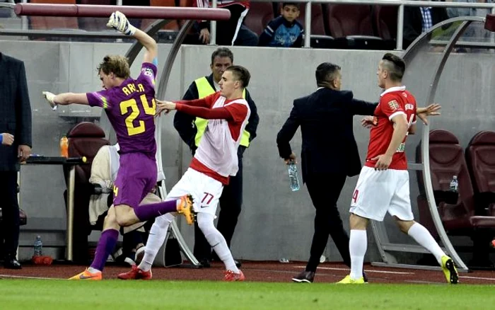 
    Arlauskis a vrut să părăsească terenul în timpul derby-ului Dinamo - Steauafoto: sportpictures.eu  