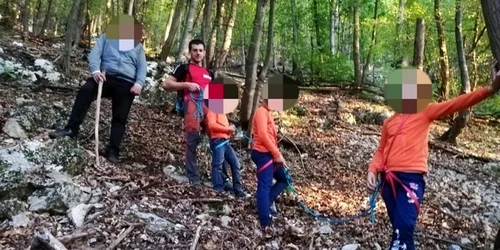 Adult şi trei copii recuperaţi de salvamontişti de pe Tâmpa foto news