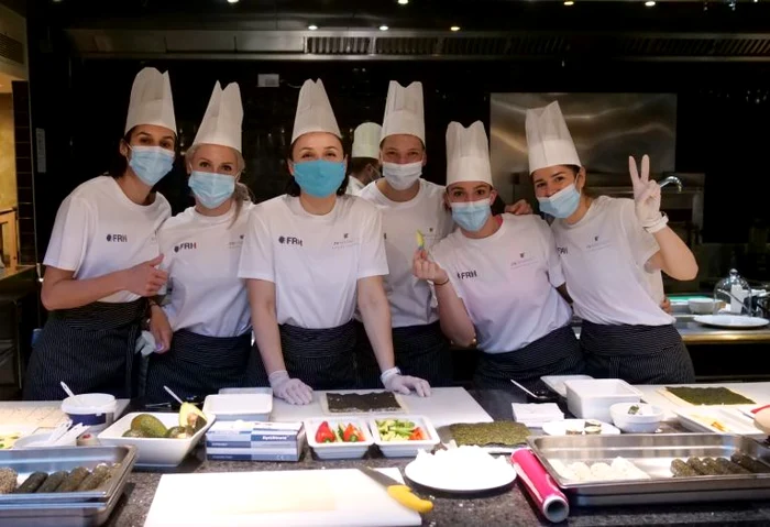 
    Handbalistele au stat două ore în bucătărie  