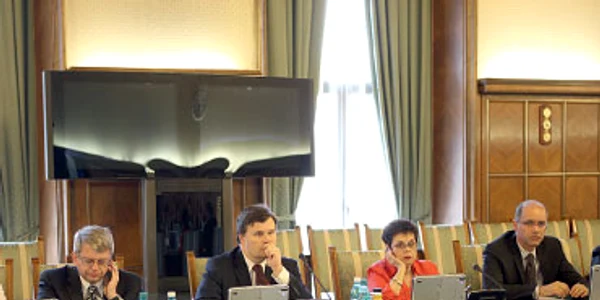 FMI pune frână salariilor publice