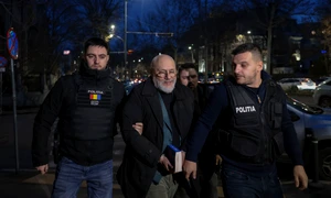 Cristian Andrei este escortat de polițiști la Serviciul de Investigații Criminale. FOTO Inquam Photos / George Călin