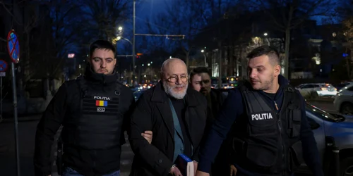 Cristian Andrei este escortat de polițiști la Serviciul de Investigații Criminale. FOTO Inquam Photos / George Călin