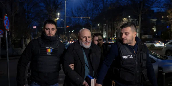 Cristian Andrei este escortat de polițiști la Serviciul de Investigații Criminale. FOTO Inquam Photos / George Călin