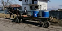 localnicii duc apa cu caruta FOTO Cosmin Zamfirache jpg