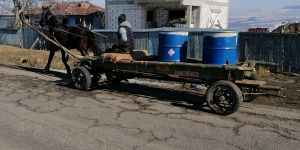 localnicii duc apa cu caruta FOTO Cosmin Zamfirache jpg