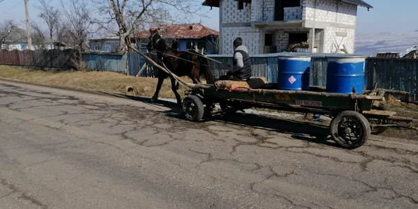 localnicii duc apa cu caruta FOTO Cosmin Zamfirache jpg