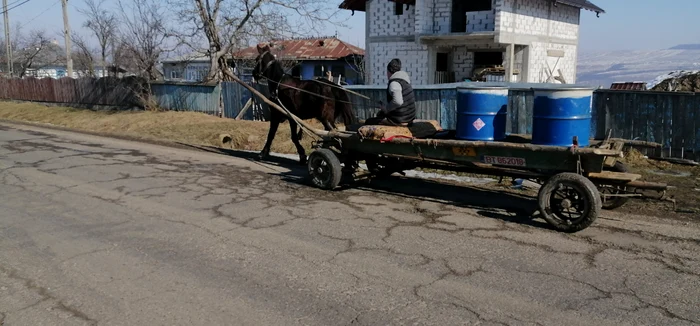 Localnicii cară apa cu butoaiele FOTO Cosmin Zamfirache